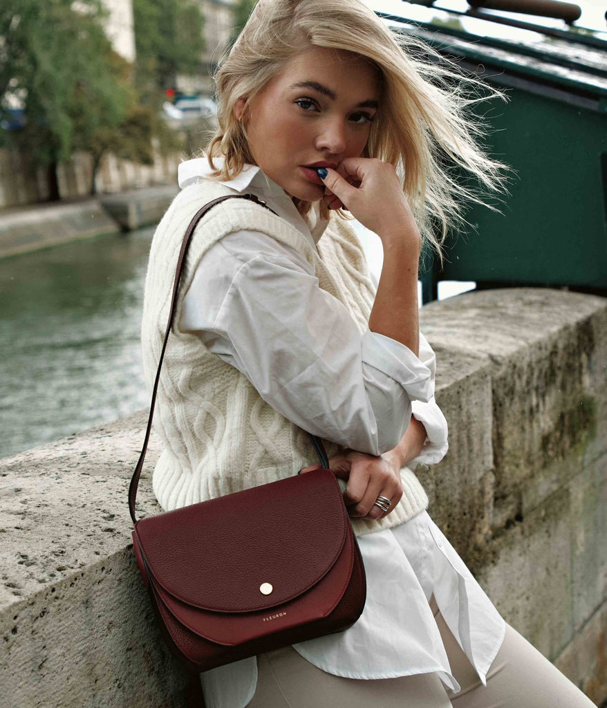 Sac besace Magnolia en cuir de veau bordeaux porté épaule